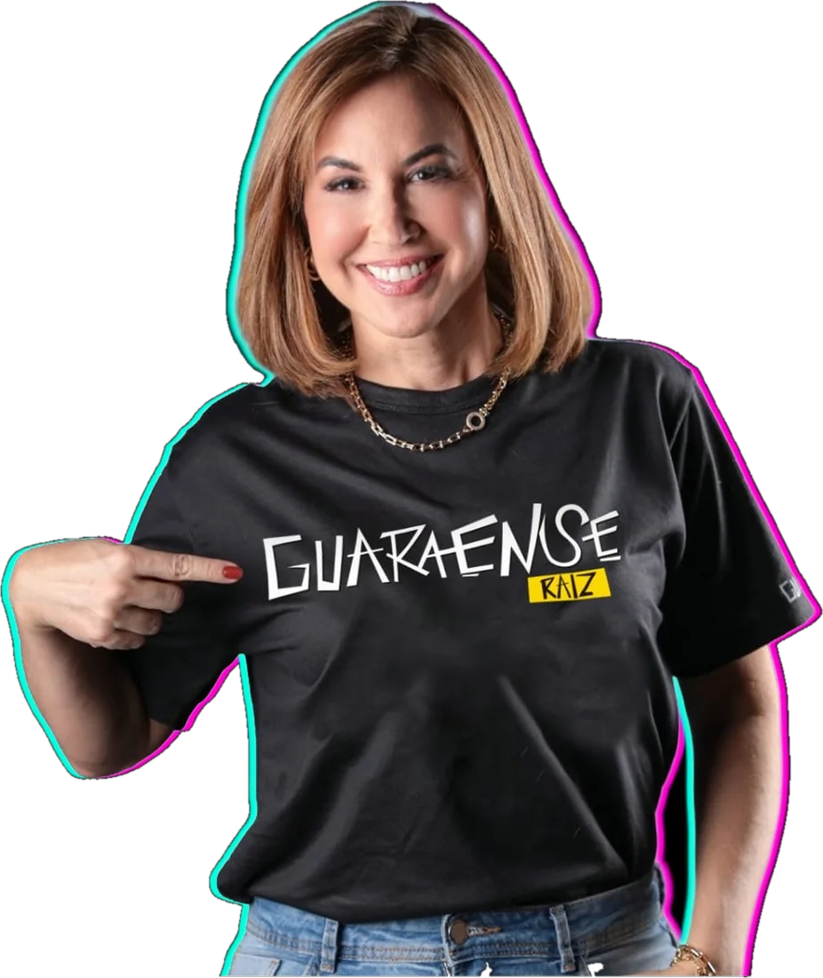 Dayse Amarilio apontando para a camiseta “Guaraense raiz”