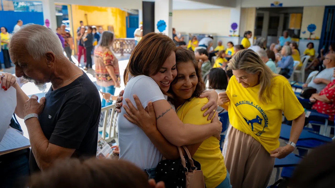 Dayse Amarilio em um abraço